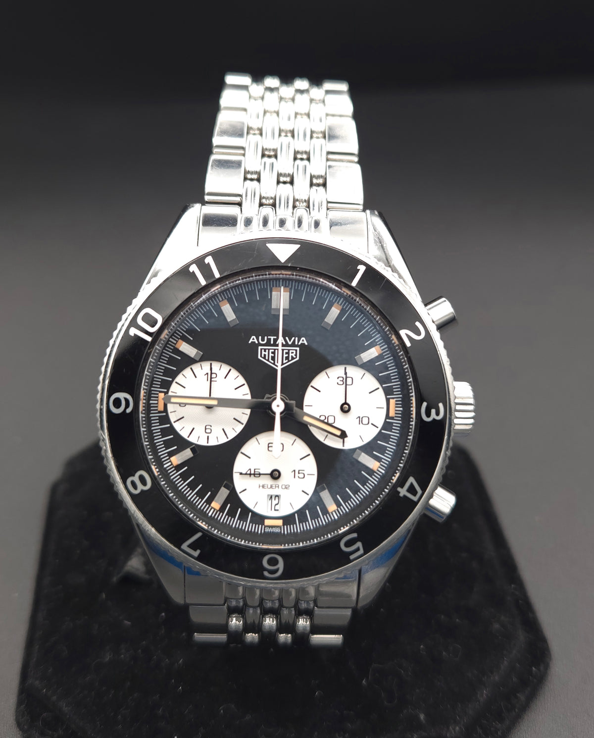 TAG Heuer Heritage Autavia Calibre Heuer 02 42mm CBE2110.BA0687 (2018 Full Set + Extra OEM Black Rubber Strap)